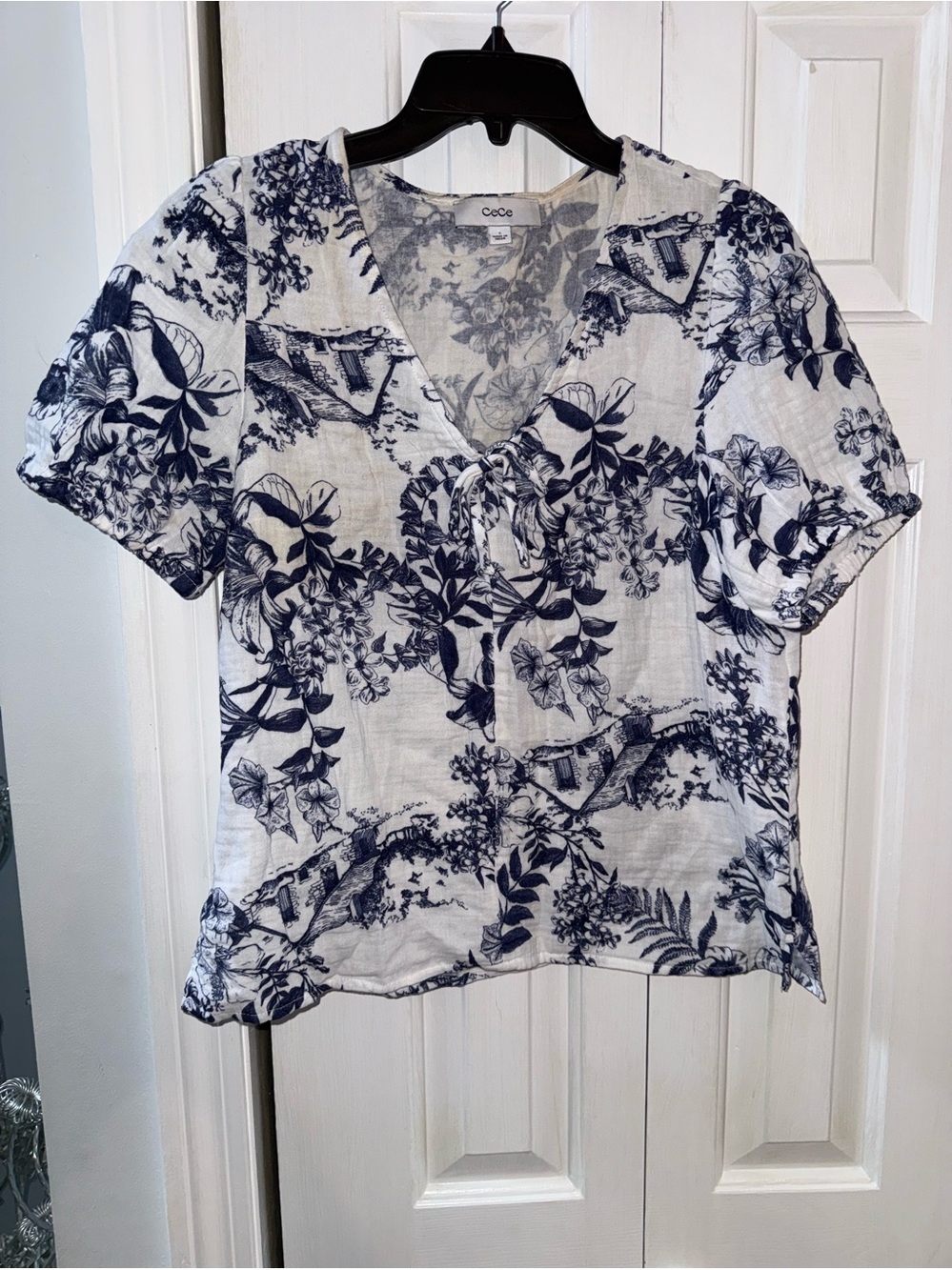 CeCe Women's Small Navy Floral V-Neck Top
